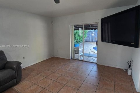 Casa en alquiler en Hialeah, Florida, 3 dormitorios, 146.6 m2 № 2024951 - foto 9