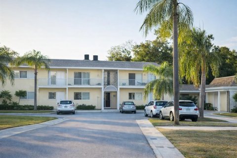 Condo in Belleair Bluffs, Florida, 2 bedrooms  № 2337373