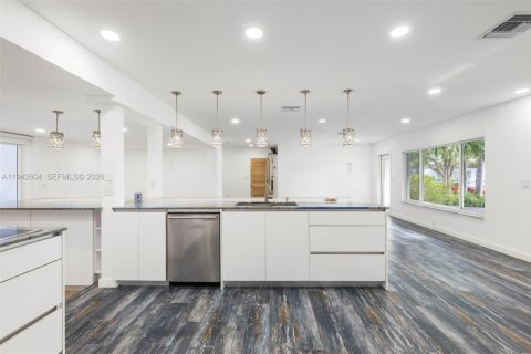 Villa ou maison à vendre à North Miami, Floride: 4 chambres, 237.55 m2 № 2001166 - photo 13