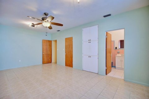 House in Avon Park, Florida 3 bedrooms, 197.79 sq.m. № 1917880 - photo 9