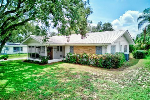House in Avon Park, Florida 3 bedrooms, 197.79 sq.m. № 1917880 - photo 1