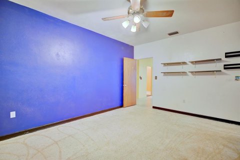 House in Avon Park, Florida 3 bedrooms, 197.79 sq.m. № 1917880 - photo 5