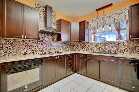 House in Avon Park, Florida 3 bedrooms, 197.79 sq.m. № 1917880 - photo 16