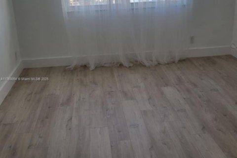 Condo in Hallandale Beach, Florida, 1 bedroom  № 1875276 - photo 5