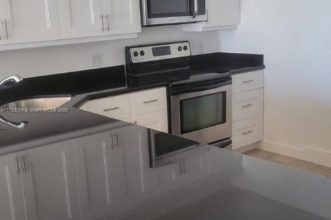 Condo in Hallandale Beach, Florida, 1 bedroom  № 1875276 - photo 12