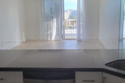 Condo in Hallandale Beach, Florida, 1 bedroom  № 1875276 - photo 2
