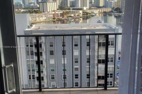 Condo in Hallandale Beach, Florida, 1 bedroom  № 1875276 - photo 10