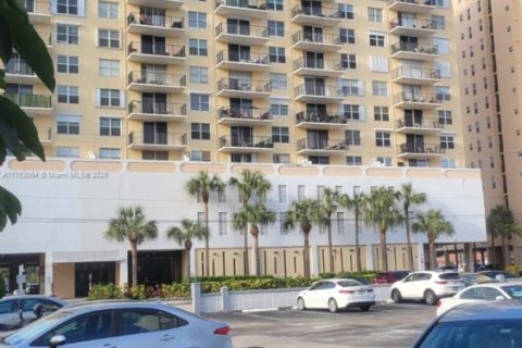 Condo in Hallandale Beach, Florida, 1 bedroom  № 1875276 - photo 1