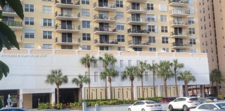 Condo in Hallandale Beach, Florida, 1 bedroom  № 1875276
