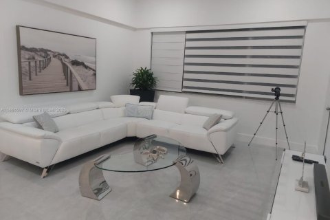 Condominio en alquiler en Hallandale Beach, Florida, 1 dormitorio, 68.84 m2 № 1979233 - foto 7