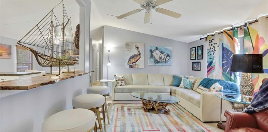 Appartement à Homosassa, Floride 4 chambres, 124.86 m2 № 2412580