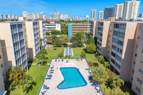 Condo in Hallandale Beach, Florida, 2 bedrooms  № 1887639 - photo 12