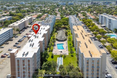 Condo in Hallandale Beach, Florida, 2 bedrooms  № 1887639 - photo 15