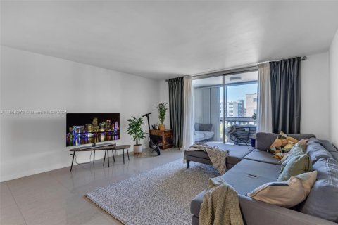Condo in Hallandale Beach, Florida, 2 bedrooms  № 1887639 - photo 3