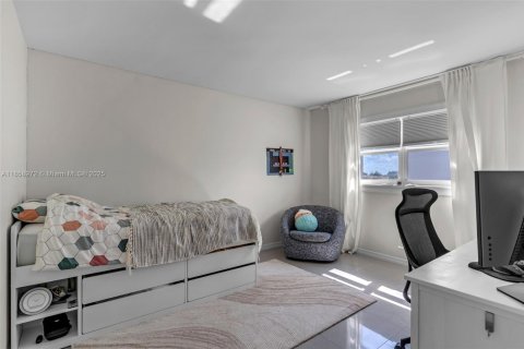 Condo in Hallandale Beach, Florida, 2 bedrooms  № 1887639 - photo 7