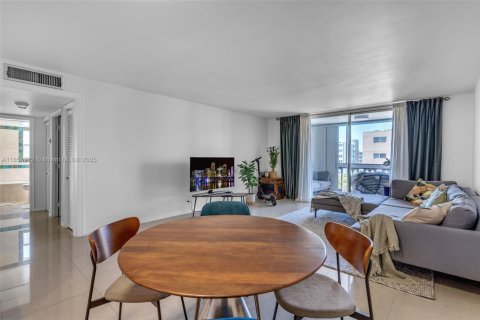 Condo in Hallandale Beach, Florida, 2 bedrooms  № 1887639 - photo 2