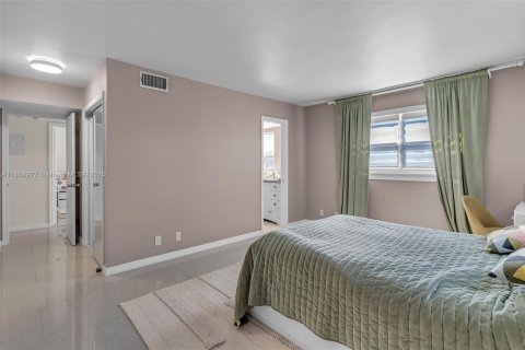Condo in Hallandale Beach, Florida, 2 bedrooms  № 1887639 - photo 5