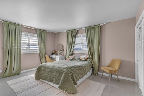 Condo in Hallandale Beach, Florida, 2 bedrooms  № 1887639 - photo 4