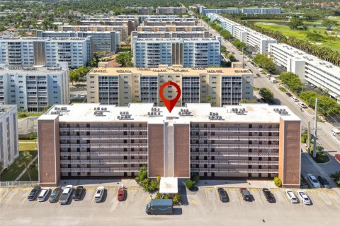 Condo in Hallandale Beach, Florida, 2 bedrooms  № 1887639 - photo 16