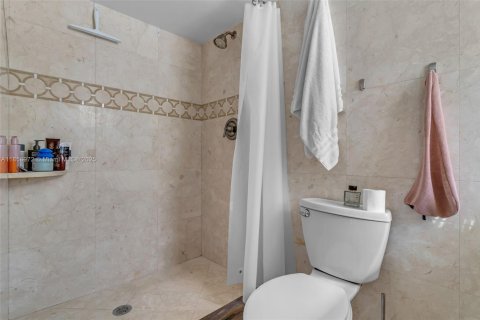 Condo in Hallandale Beach, Florida, 2 bedrooms  № 1887639 - photo 8