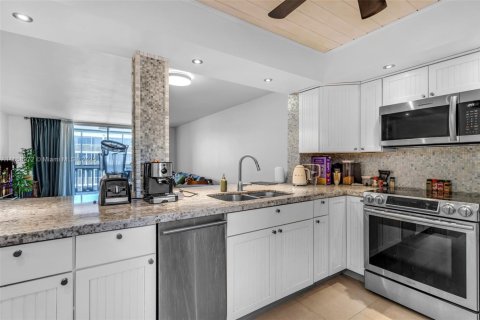 Condo in Hallandale Beach, Florida, 2 bedrooms  № 1887639 - photo 1
