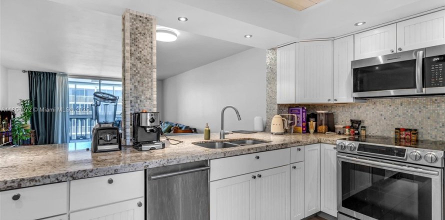 Condo in Hallandale Beach, Florida, 2 bedrooms № 1887639