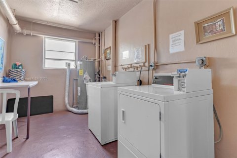 Condo in Hallandale Beach, Florida, 2 bedrooms  № 1887639 - photo 14