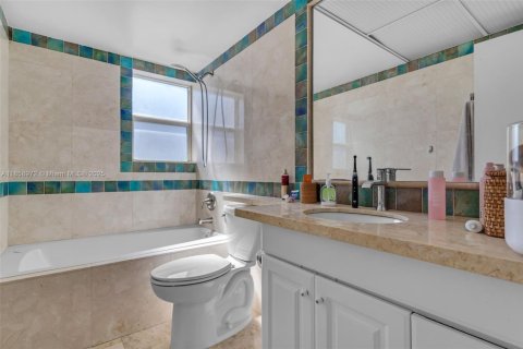 Condo in Hallandale Beach, Florida, 2 bedrooms  № 1887639 - photo 6