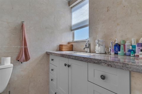 Condo in Hallandale Beach, Florida, 2 bedrooms  № 1887639 - photo 9