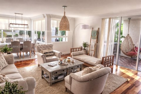 Condo in Key Biscayne, Florida, 3 bedrooms  № 2066679 - photo 1