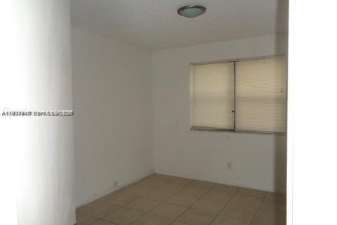 Снять в аренду кондоминиум в Холливуд, Флорида 3 спальни, 114.83м2, № 1986316 - фото 8