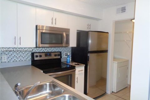 Снять в аренду кондоминиум в Холливуд, Флорида 3 спальни, 114.83м2, № 1986316 - фото 2