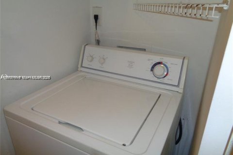 Снять в аренду кондоминиум в Холливуд, Флорида 3 спальни, 114.83м2, № 1986316 - фото 15