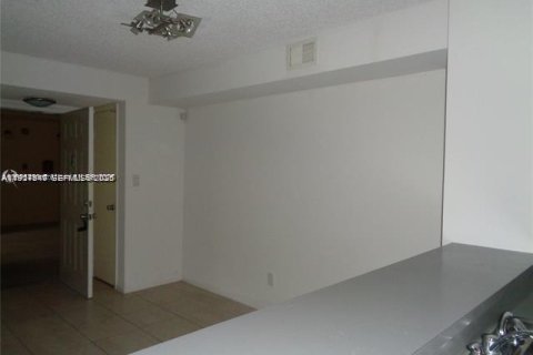 Снять в аренду кондоминиум в Холливуд, Флорида 3 спальни, 114.83м2, № 1986316 - фото 4