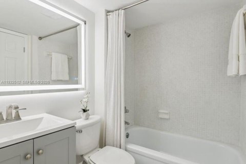 Condo in Oakland Park, Florida, 2 bedrooms  № 2003628 - photo 14