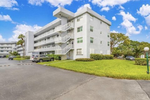 Condo in Oakland Park, Florida, 2 bedrooms  № 2003628 - photo 17