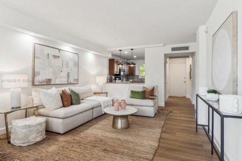 Condo in Oakland Park, Florida, 2 bedrooms  № 2003628 - photo 6