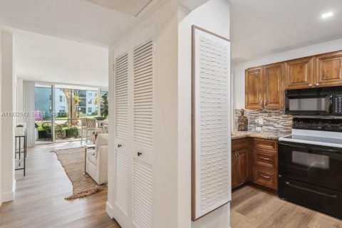 Condo in Oakland Park, Florida, 2 bedrooms  № 2003628 - photo 7