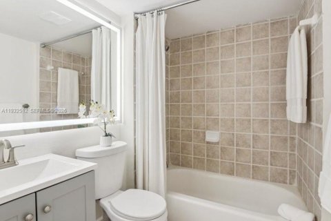 Condo in Oakland Park, Florida, 2 bedrooms  № 2003628 - photo 11