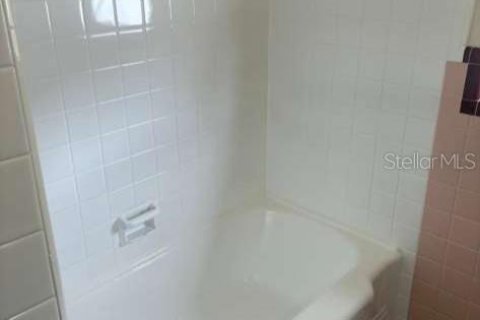 House in Saint Petersburg, Florida 4 bedrooms, 139.35 sq.m. № 2234747 - photo 16