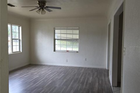 House in Saint Petersburg, Florida 4 bedrooms, 139.35 sq.m. № 2234747 - photo 12