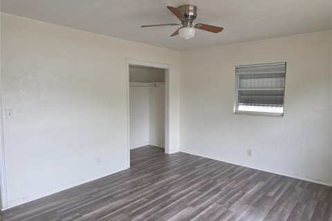 House in Saint Petersburg, Florida 4 bedrooms, 139.35 sq.m. № 2234747 - photo 11