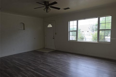 House in Saint Petersburg, Florida 4 bedrooms, 139.35 sq.m. № 2234747 - photo 5