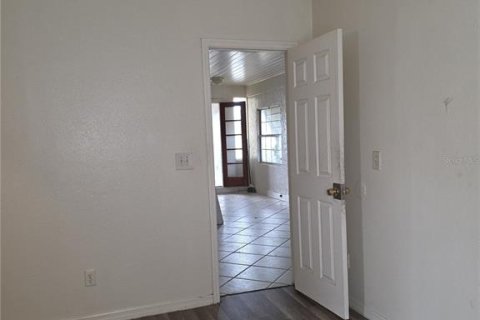 House in Saint Petersburg, Florida 4 bedrooms, 139.35 sq.m. № 2234747 - photo 7