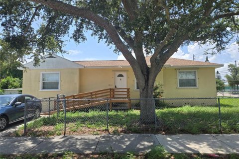 House in Saint Petersburg, Florida 4 bedrooms, 139.35 sq.m. № 2234747