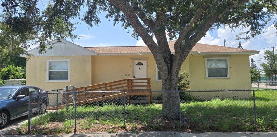 House in Saint Petersburg, Florida 4 bedrooms, 139.35 sq.m. № 2234747