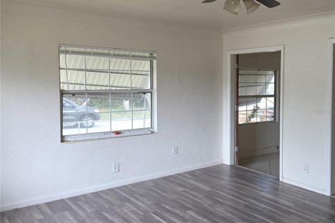 House in Saint Petersburg, Florida 4 bedrooms, 139.35 sq.m. № 2234747 - photo 4
