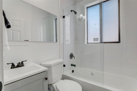 Propiedad comercial en venta en Miami, Florida № 1941220 - foto 15