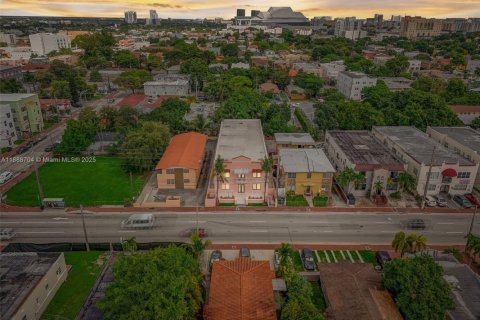 Propiedad comercial en venta en Miami, Florida № 1941220 - foto 2