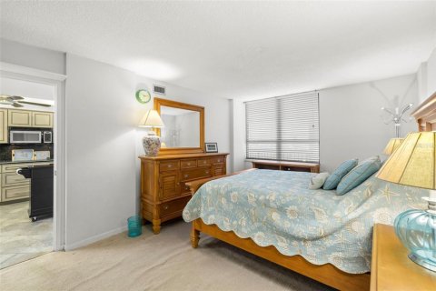 Condo in Saint Pete Beach, Florida, 2 bedrooms  № 1733695 - photo 25